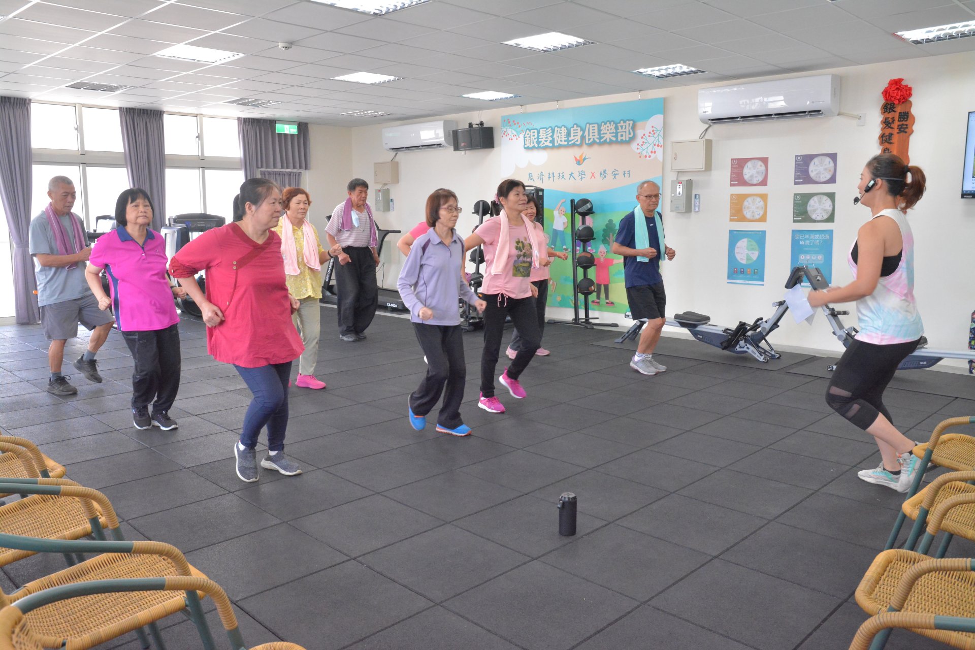 長輩首選的桃紅、亮紫、螢光綠、芭比粉服飾,既五彩繽紛又亮麗搶眼,讓人忍不住多看兩眼。