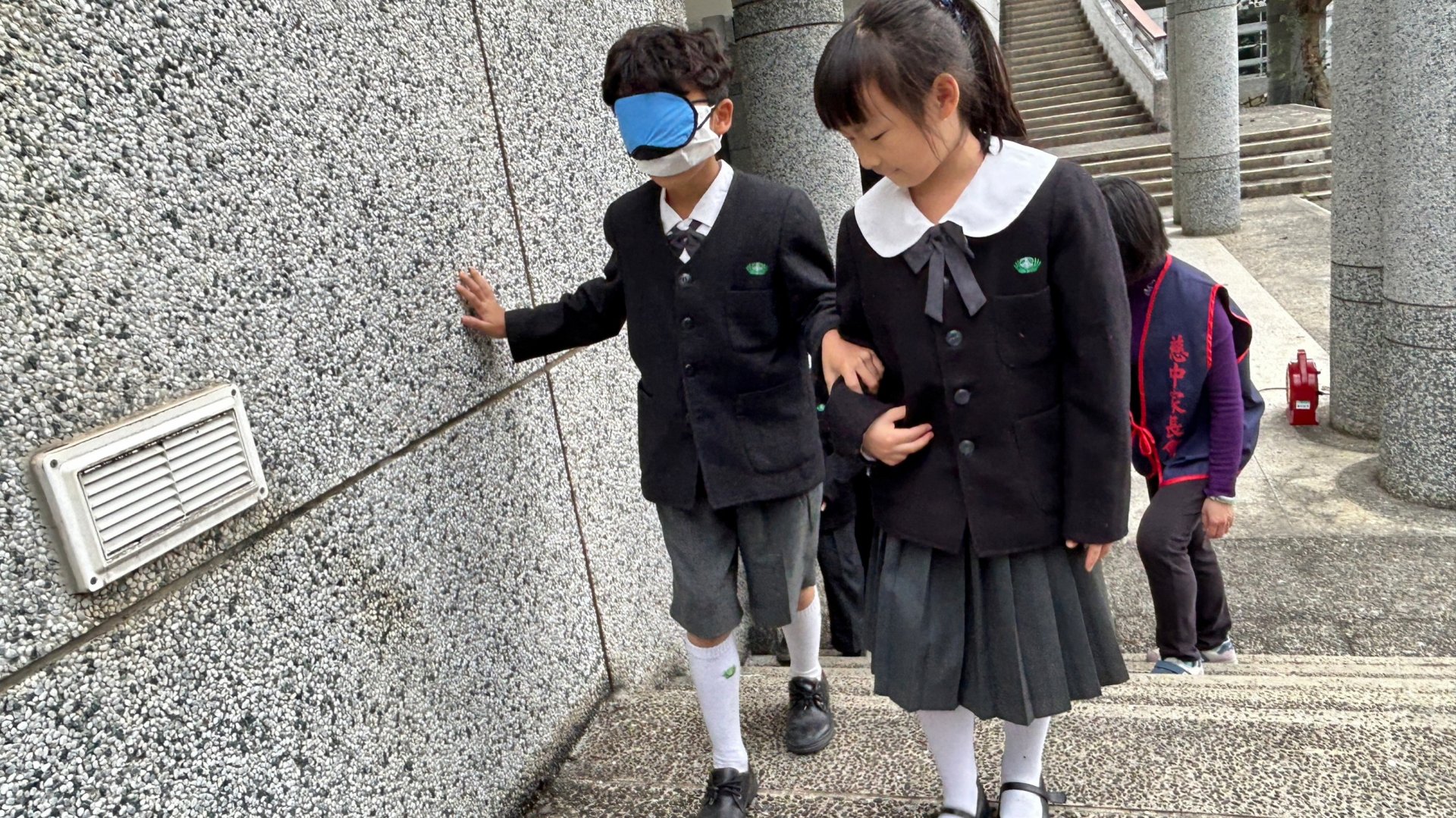 二年級孩子在難行能行一站中,體驗視障者上下樓梯的辛苦