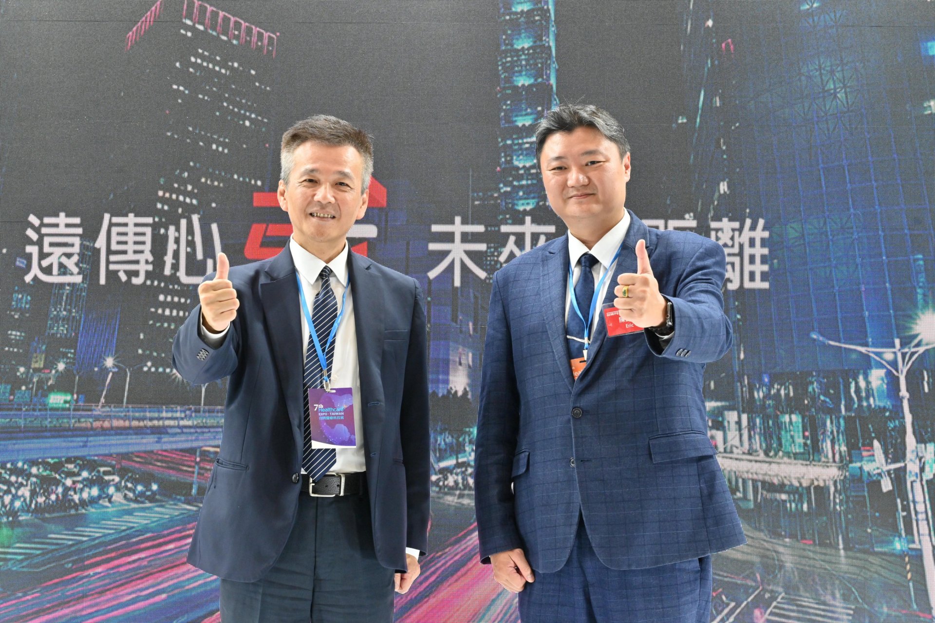 花蓮慈院自2020年起與遠傳電信合作,藉由資通訊科技的力量,在臺東縣11個鄉鎮衛生所透過視訊和即時的資訊傳遞實施遠距醫療,因成效良好,後續在2022年將遠距醫療服務擴大至花蓮地區。圖為花蓮慈院副院長陳星助(左)與遠傳協理陳國正(右)合影。