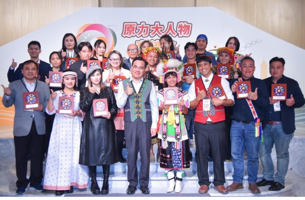 原民會夷將·拔路兒Icyang.Parod主委出席,「原力大人物交流會─頒獎典禮」與「第9屆百萬創業計畫」獲獎團隊代表合影。(圖文/原民會提供)