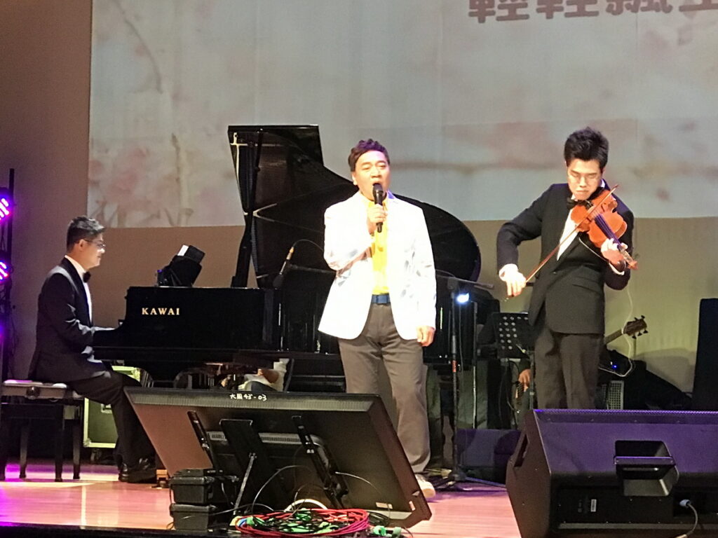 非常音樂家樂團和施孝榮重新詮釋經典民歌,演出精彩動人博得滿堂采