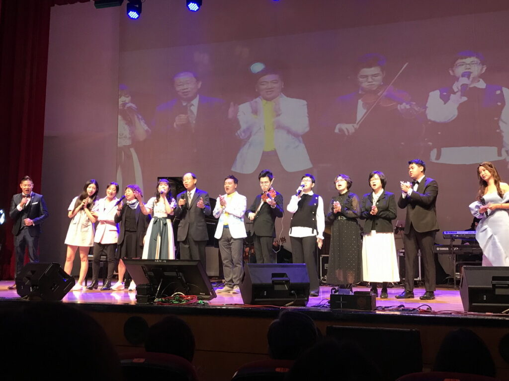 非常音樂家音樂會安可曲,全體表演者上台合唱掌聲響起,台下反應熱烈,場面十分溫馨感人