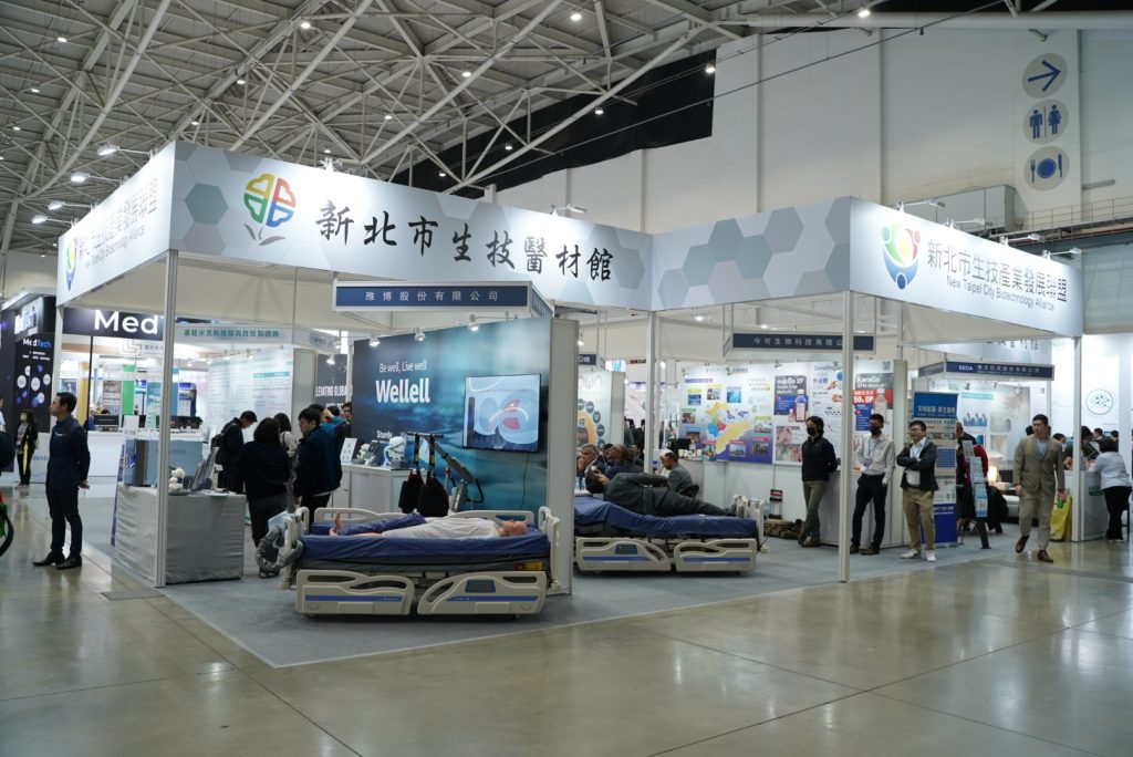 新北市政府攜手14家生技醫療業者,於台灣醫療科技展設立「新北市生技醫材館」活動展期11月30日至12月3日。(圖/新北市政府提供)