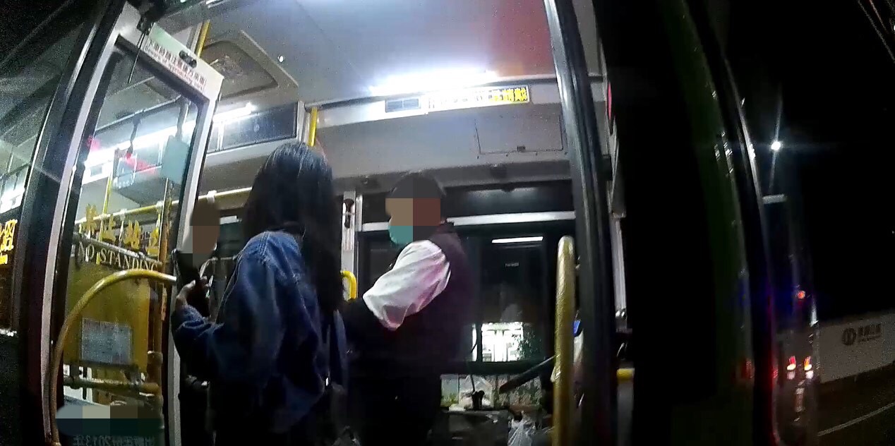 ▲圖說:繼中所員警攔截到末班公車,成功尋獲新加坡籍潘男遺留車上的護照 (圖/台中市政府提供)