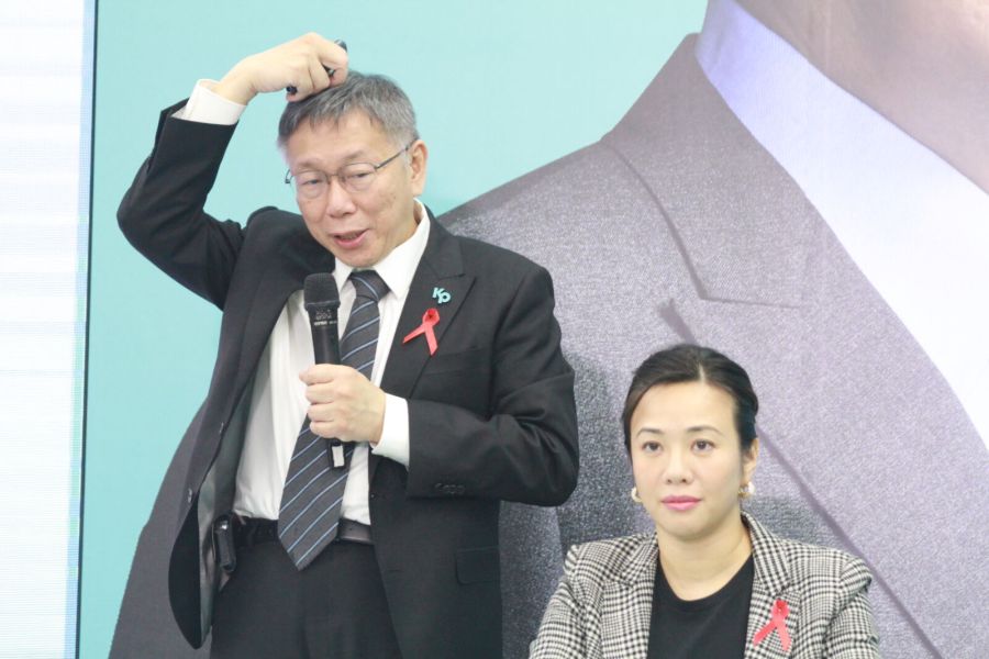 雙重國籍爭議燒 吳欣盈:沒有除台灣以外的國籍 254 柯文哲與吳欣盈。(方炳超攝)