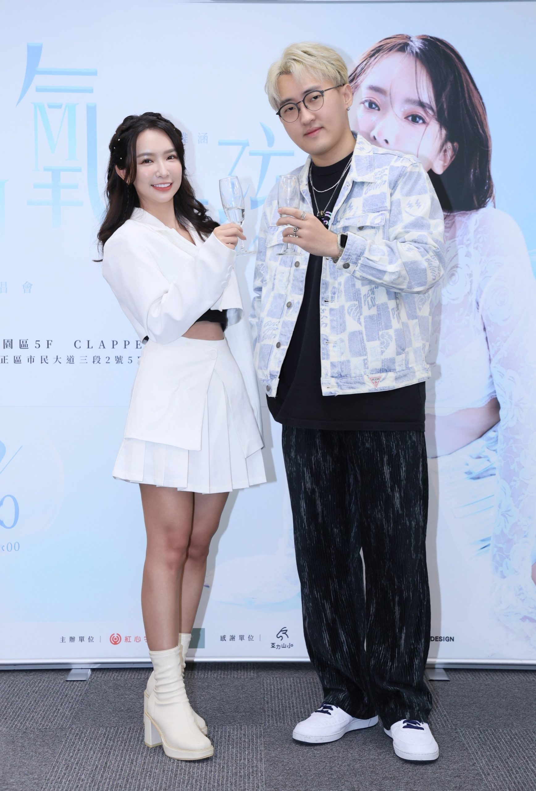 單曲製作人兼歌手的音樂才子言奕，也驚喜現身，送上禮物礦泉水祝福雅涵開唱成功。(照片/紅心字會提供)
