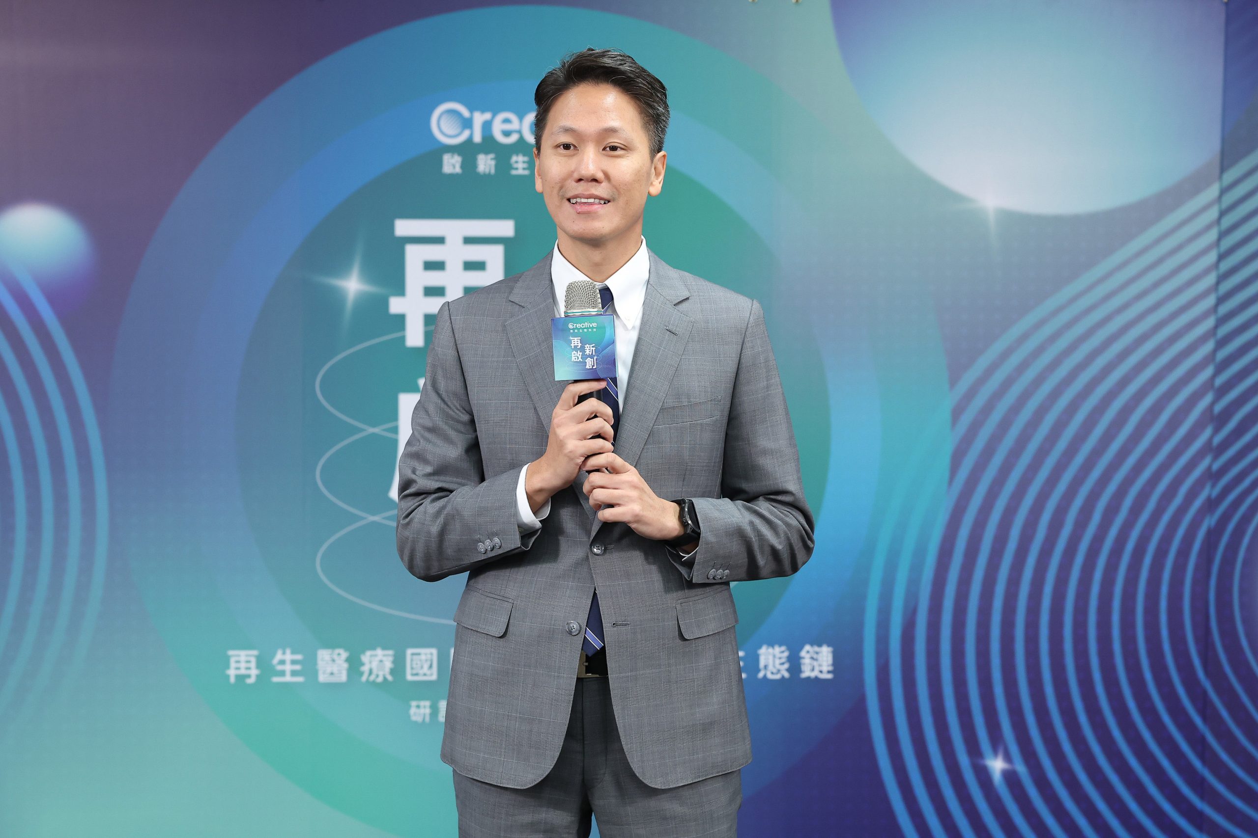 啟新生技總經理蔡岳廷宣布斥資1.5億進駐竹北生醫園區,擴建國際GMP標準工廠。(圖/啟新生技提供)