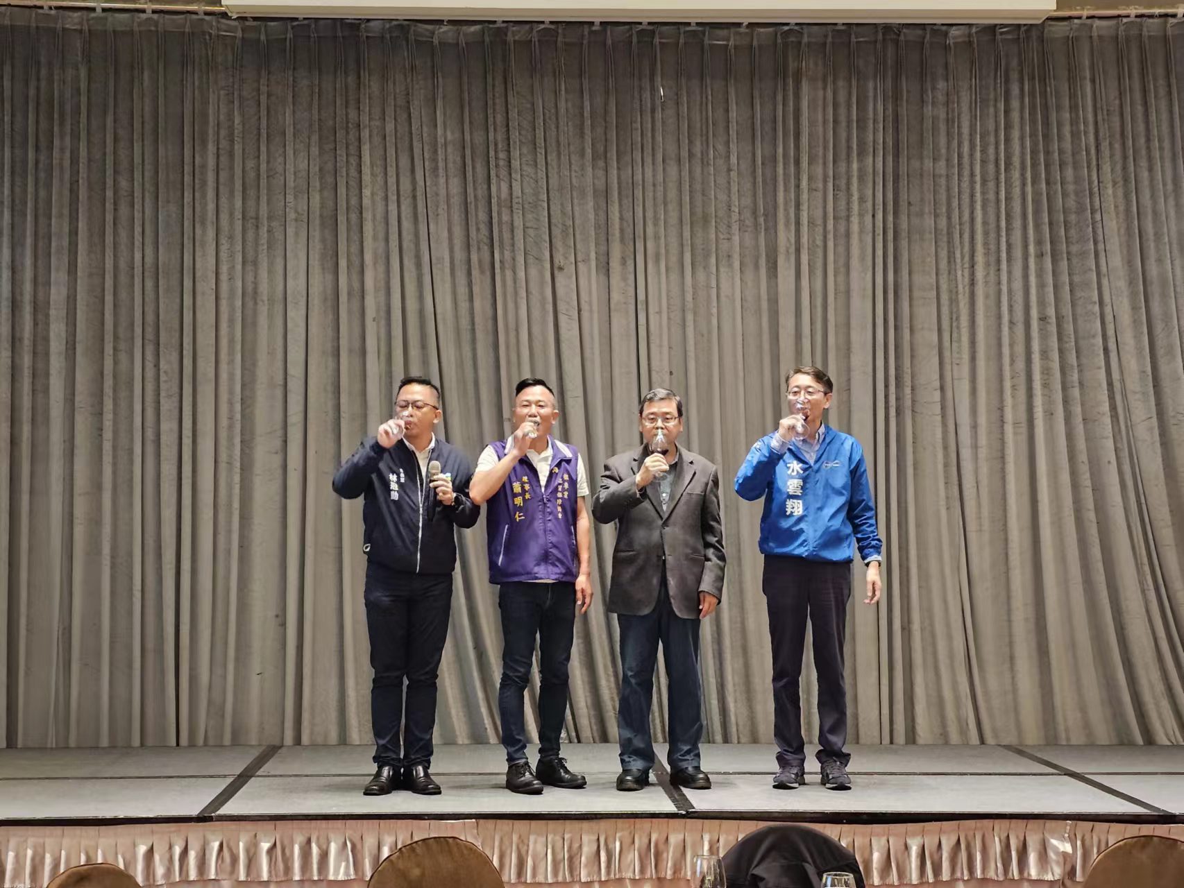 理事長蕭明仁邀請台北市市長蔣萬安辦公室主任林冠勳、交通部觀光局長張錫聰、中國國民黨組織發展會社會部主任水雲翔(由左至右)上台祝福所有朋友事事順利,期許旅遊業可以再創高峰。(記者黃荷琇 拍攝)