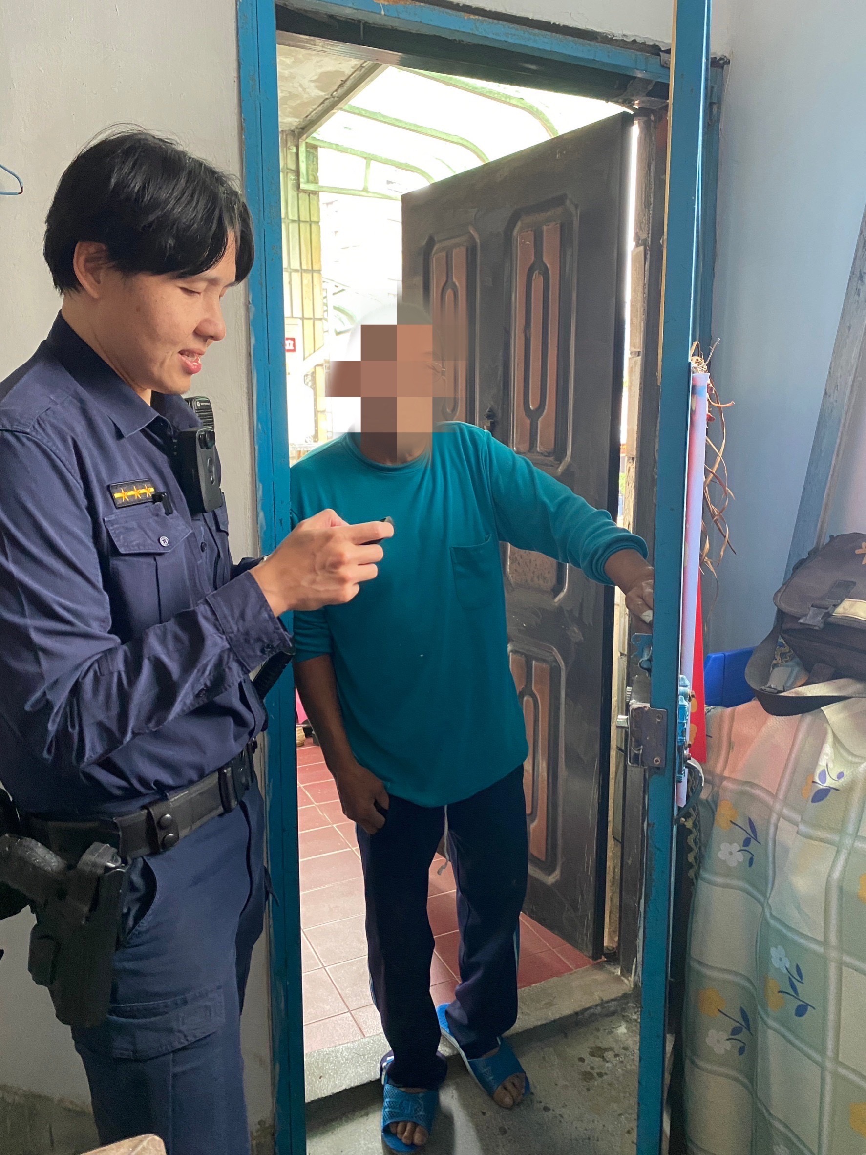 修屋頂被誤認要跳樓  ，三峽警趕往現場「搶救」，男子應門才知是烏龍一場。（記者 張艷君翻攝）