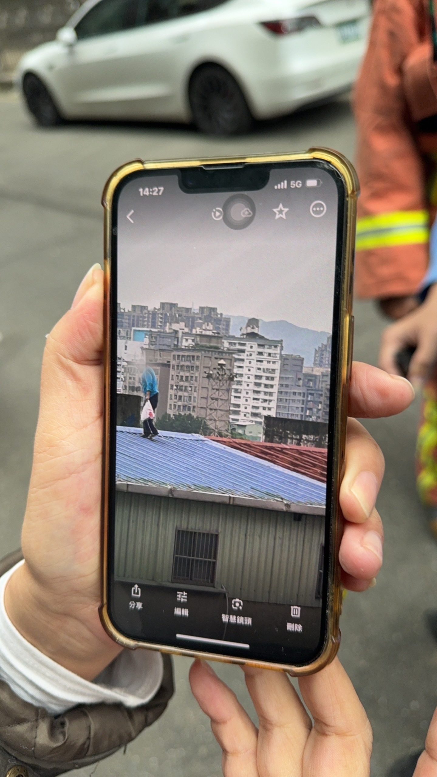 民眾看到男子在屋頂，誤以為男子想要「輕生尋短」，用手機拍攝後向警方報案。（記者 張艷君翻攝）