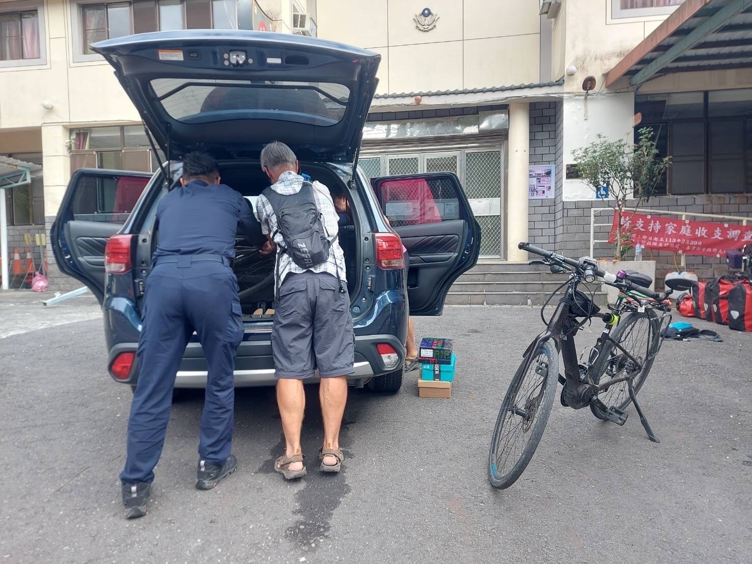 64歲外籍夫婦單車環島南橫遇管制險受困 警1杯紅茶1份炒飯展笑容
