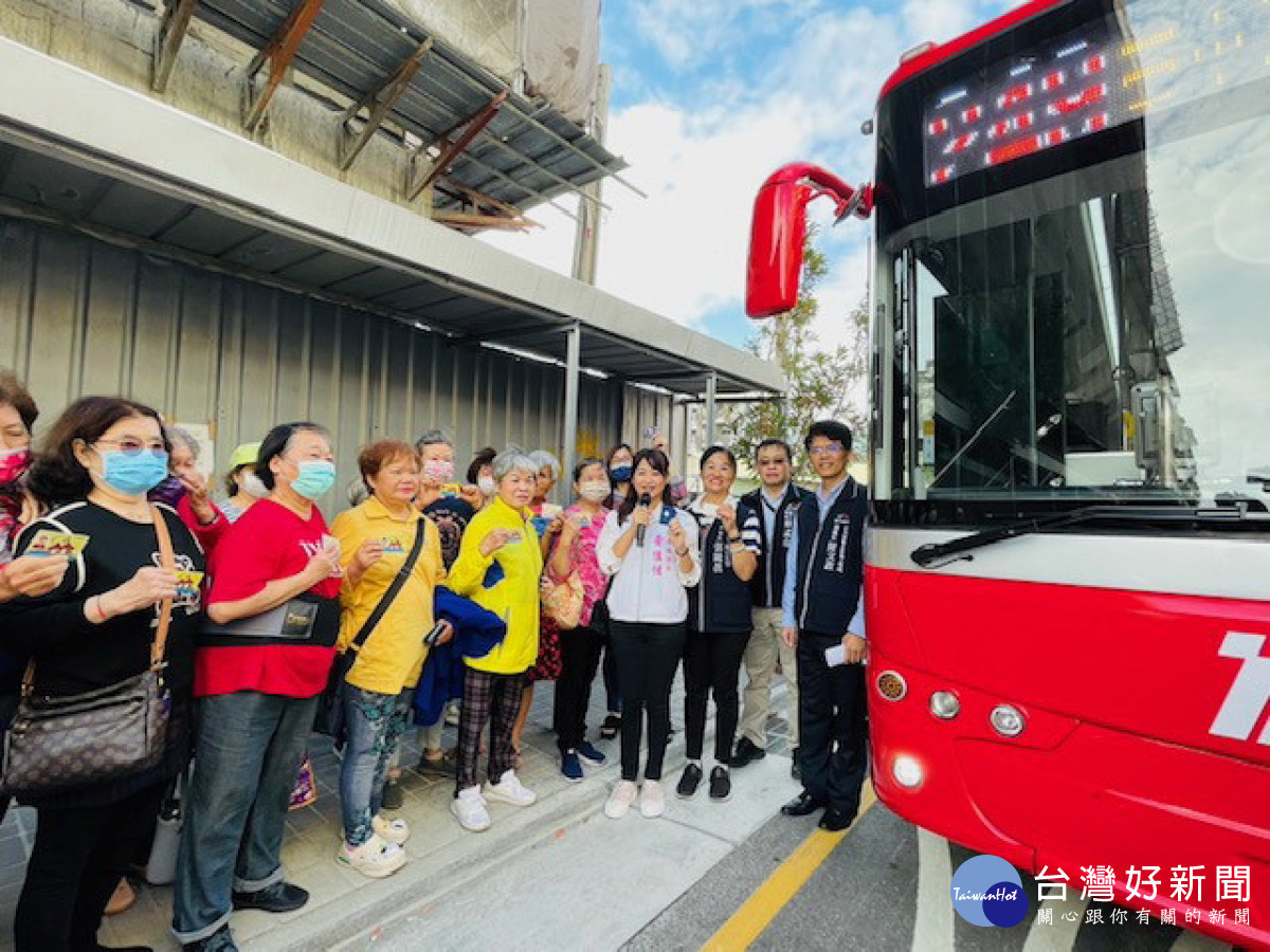 市民大道公車首航。林重鎣