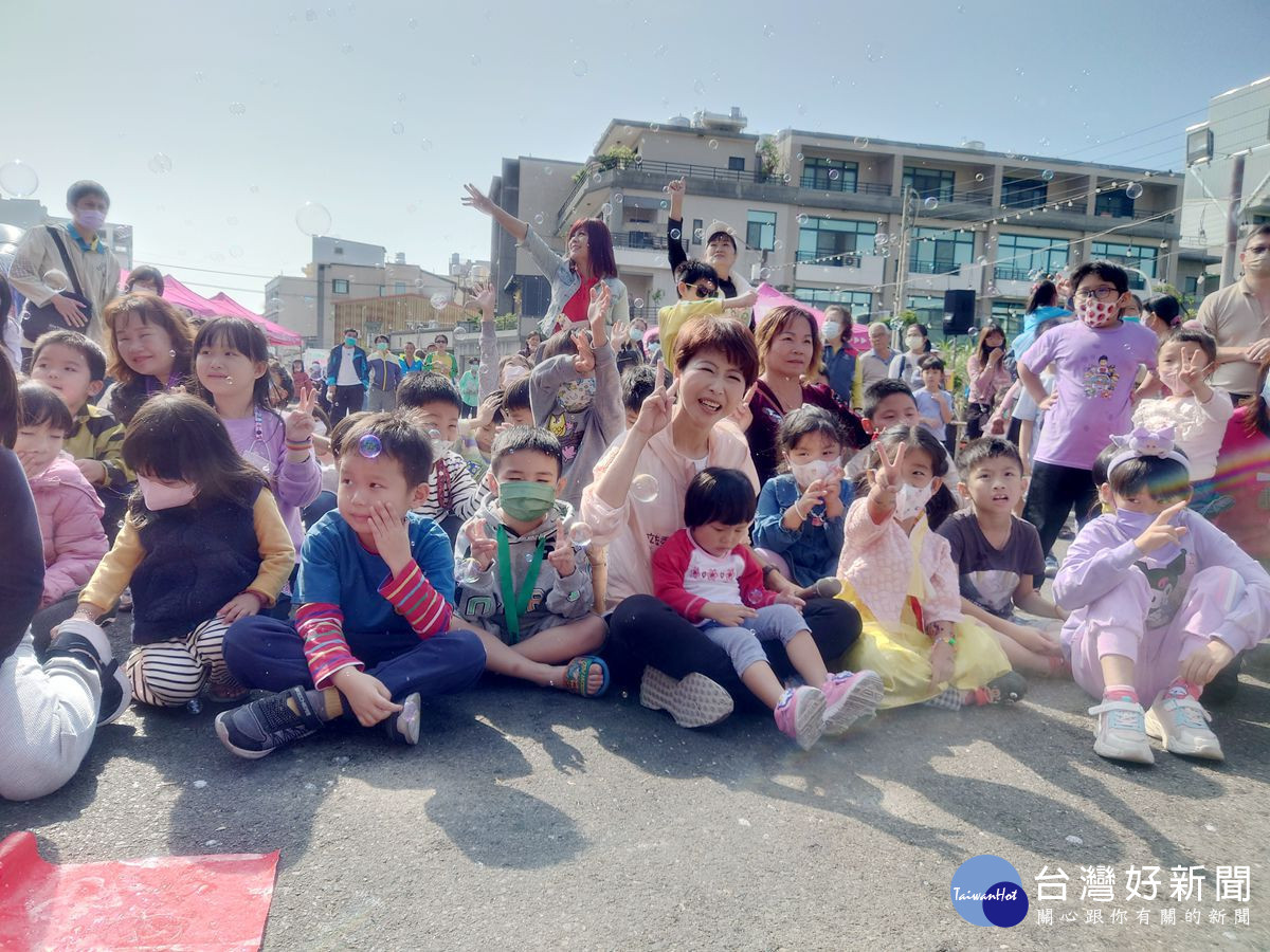 立委陳亭妃與孩子們開心玩樂