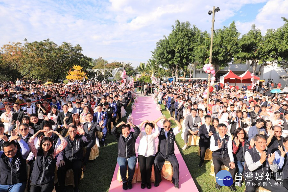 中市88對新人葫蘆墩公園幸福完婚 盧市長祝「莫忘初衷、一定要幸福!」