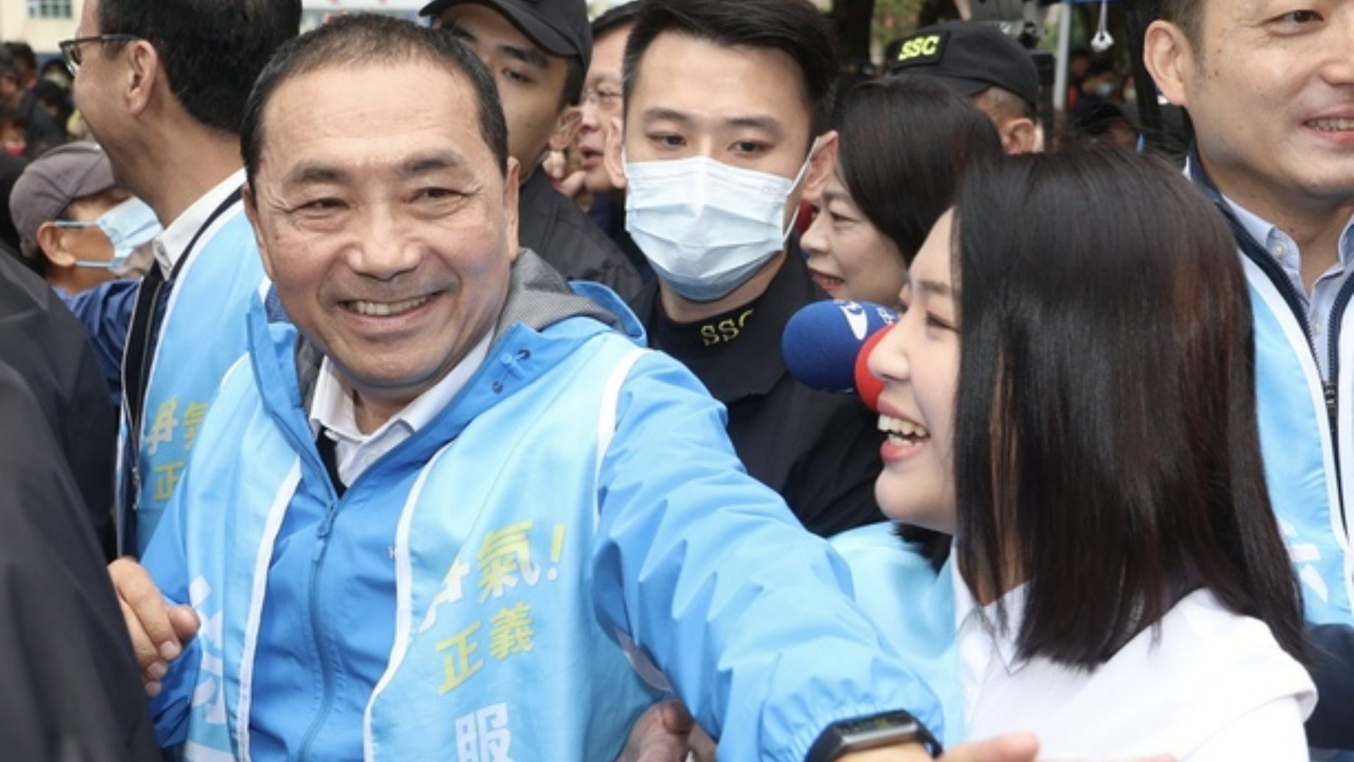 侯友宜(前左)、立委參選人徐巧芯(前右)2日在台北市信義區舉辦聯合競選總部成立大會。中央社