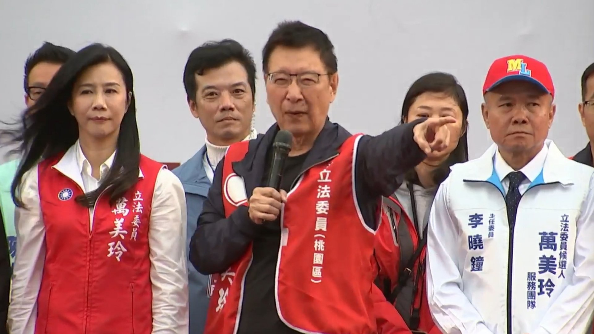 趙少康(中)2日到桃園幫國民黨立委萬美玲(左)站台。翻攝萬美玲臉書