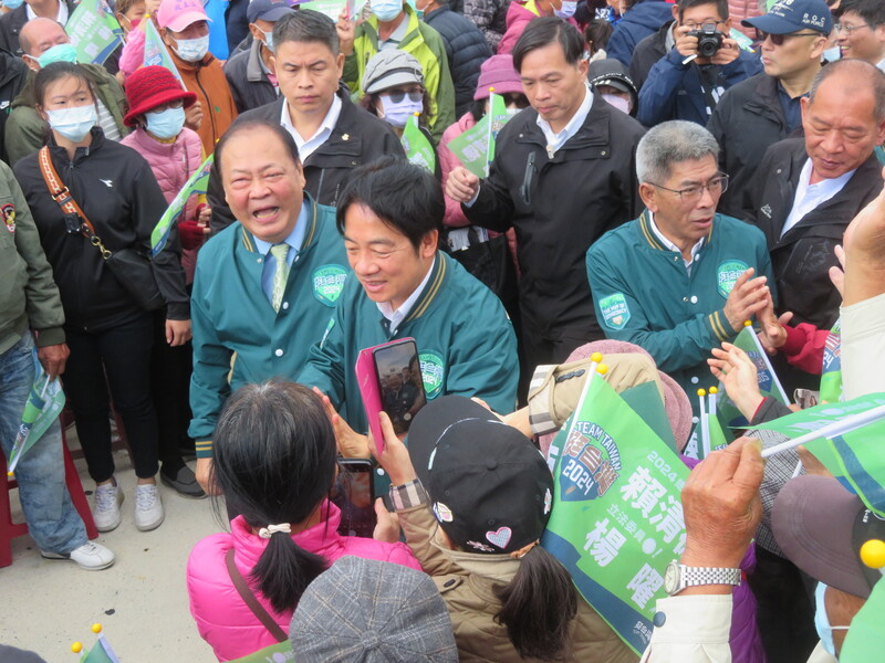 賴清德(前中)、楊曜(前右2)2日舉行聯合競選總部成立活動,澎湖縣長陳光復(前左)等人陪同進場,受到民眾熱烈歡迎。中央社