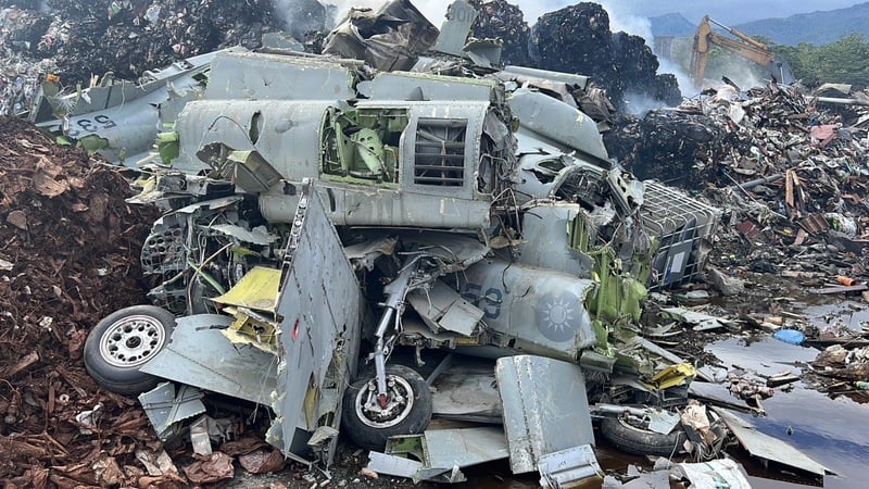 台東市一間資源回收場2日發生火警,滅火過程中意外發現空軍戰機殘骸引發關注。中央社