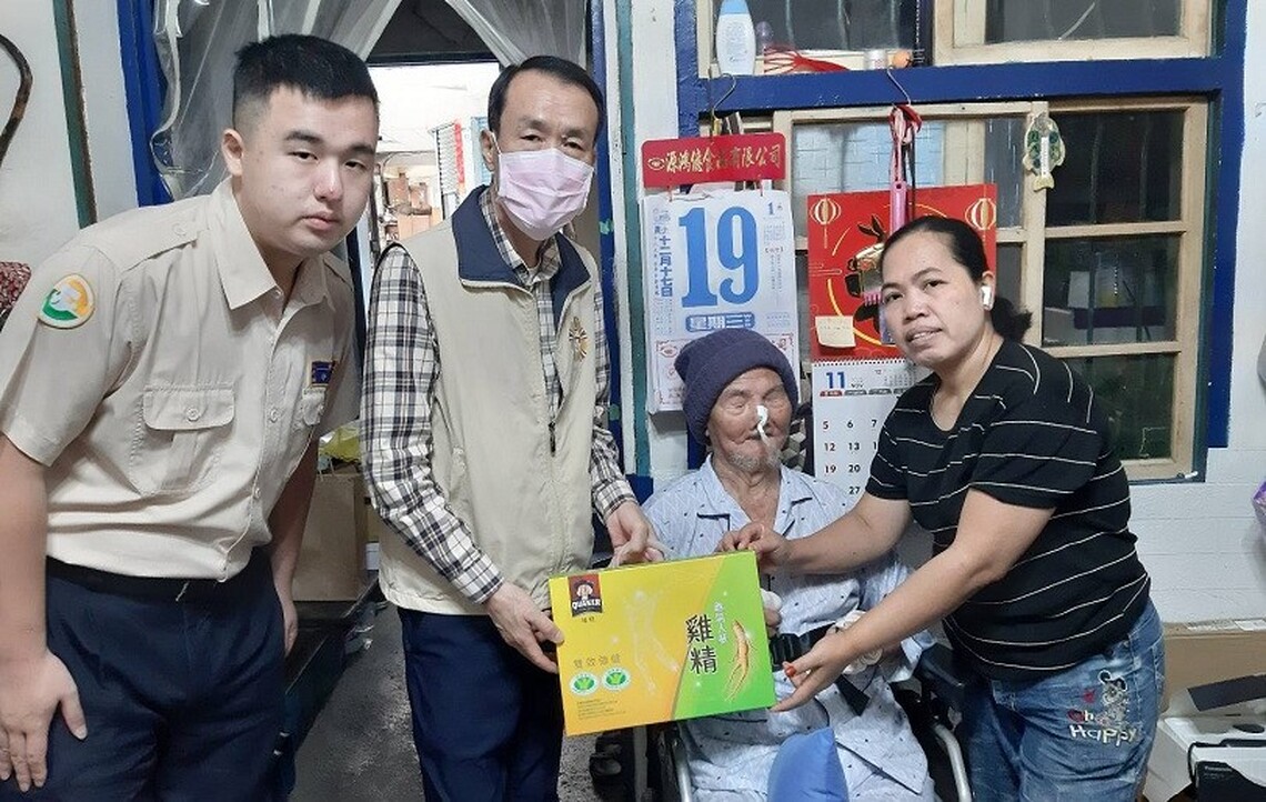 季節更迭 高雄市榮服處關懷問候榮民(眷)