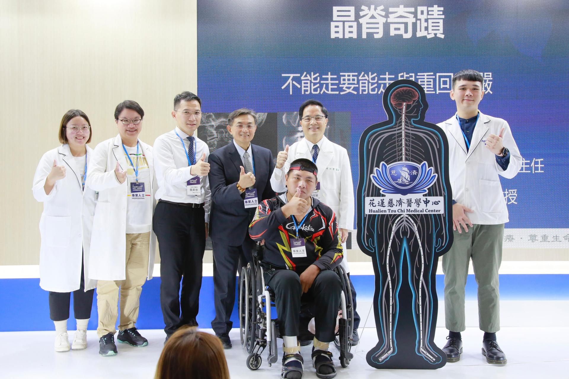 脊髓損傷病友達哥和醫療團隊,在2023台灣醫療科技展花蓮慈濟醫院展位,分享他在今年7月底完成脊髓電刺激器植入手術之後,在站立和走路的復健上有明顯的進步。