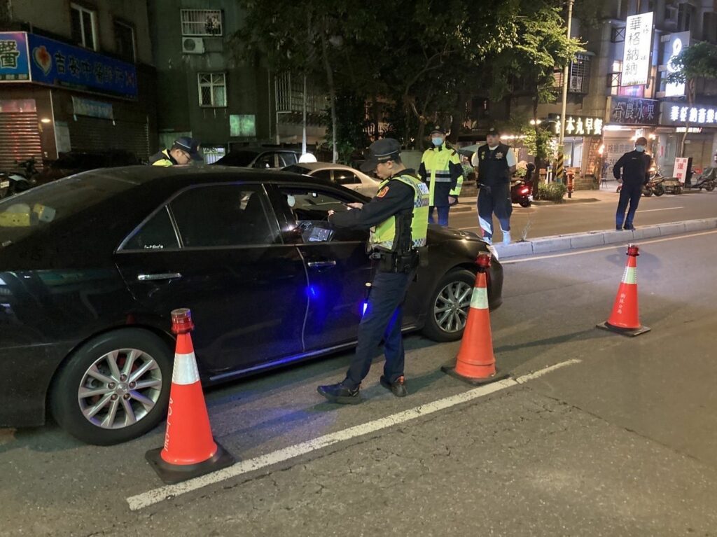 樹林警分局為淨化選前治安，昨晚動用40名警力執行擴大臨檢勤務