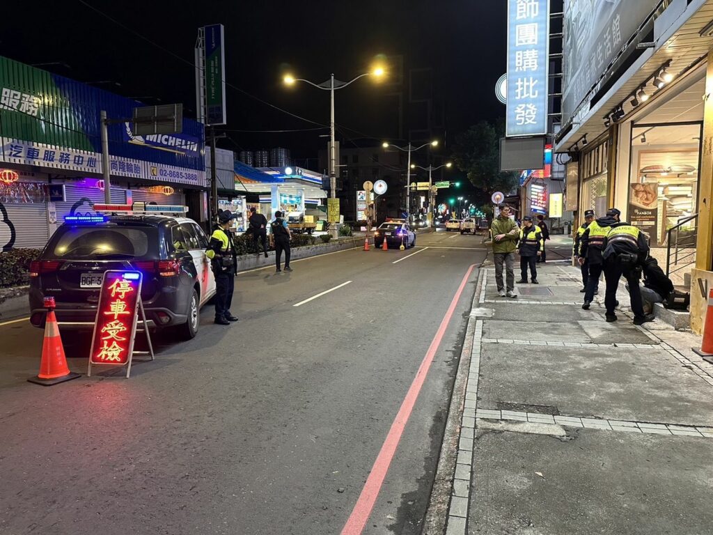 樹林警分局為淨化選前治安，昨晚動用40名警力執行擴大臨檢勤務