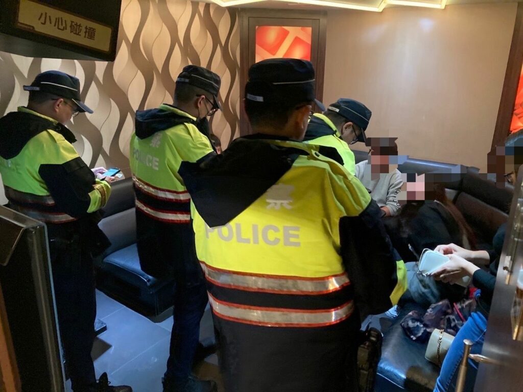 樹林警分局為淨化選前治安，昨晚動用40名警力執行擴大臨檢勤務