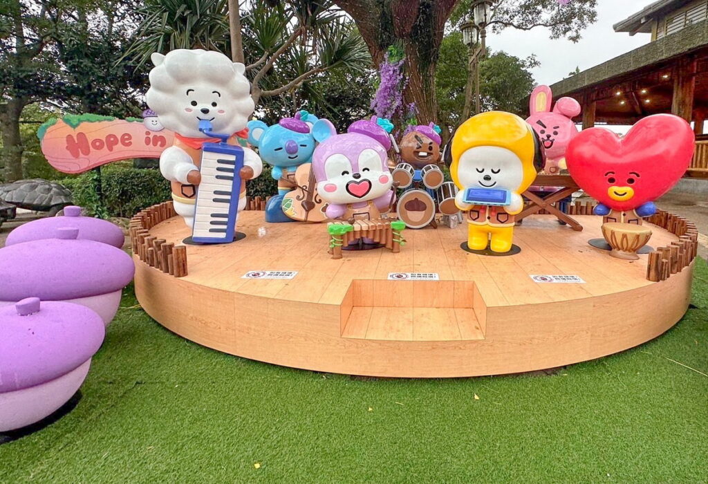 超人氣的蒸汽火車廣場前也有專屬BT21明星們的舞台演出，熱愛BT21的粉絲們絕對不能錯過 一起感受愛和希望的力量