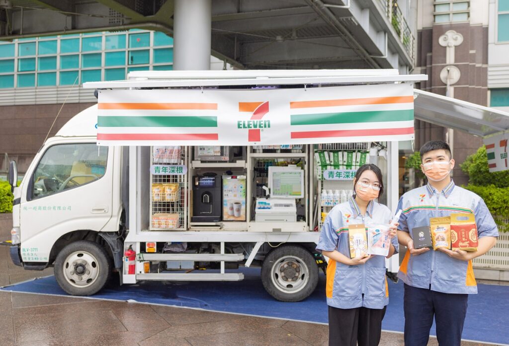 7-ELEVEN與統一超商好鄰居文教基金會所輔導的「青年深根團隊」現場展示在地優質商品,同步結合「OPEN!行動購物車」進駐現場販售優質選品