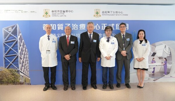(左起) 養和醫院臨床腫瘤科名譽顧問醫生、臨床腫瘤科專科醫生羅振基醫生;養和醫院兒科名譽顧問醫生、兒童血液及腫瘤科專科醫生陳志峯教授;養和醫療集團營運總監、養和醫院董事李維文先生;養和醫院臨床腫瘤科名譽顧問醫生、臨床腫瘤科專科醫生甘冠明醫生;養和醫療集團醫學物理部主管余兆基博士; 養和醫院臨床腫瘤科名譽顧問醫生、臨床腫瘤科專科醫生張天怡醫生分享質子治療的發展及其臨床應用。 (左起) 養和醫院臨床腫瘤科名譽顧問醫生、臨床腫瘤科專科醫生羅振基醫生;養和醫院兒科名譽顧問醫生、兒童血液及腫瘤科專科醫生陳志峯教授;養和醫療集團營運總監、養和醫院董事李維文先生;養和醫院臨床腫瘤科名譽顧問醫生、臨床腫瘤科專科醫生甘冠明醫生;養和醫療集團醫學物理部主管余兆基博士; 養和醫院臨床腫瘤科名譽顧問醫生、臨床腫瘤科專科醫生張天怡醫生分享質子治療的發展及其臨床應用。