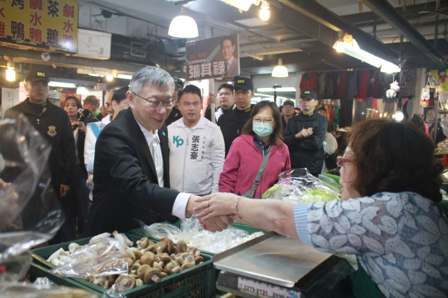 柯文哲木新市場拜票。（方炳超攝）