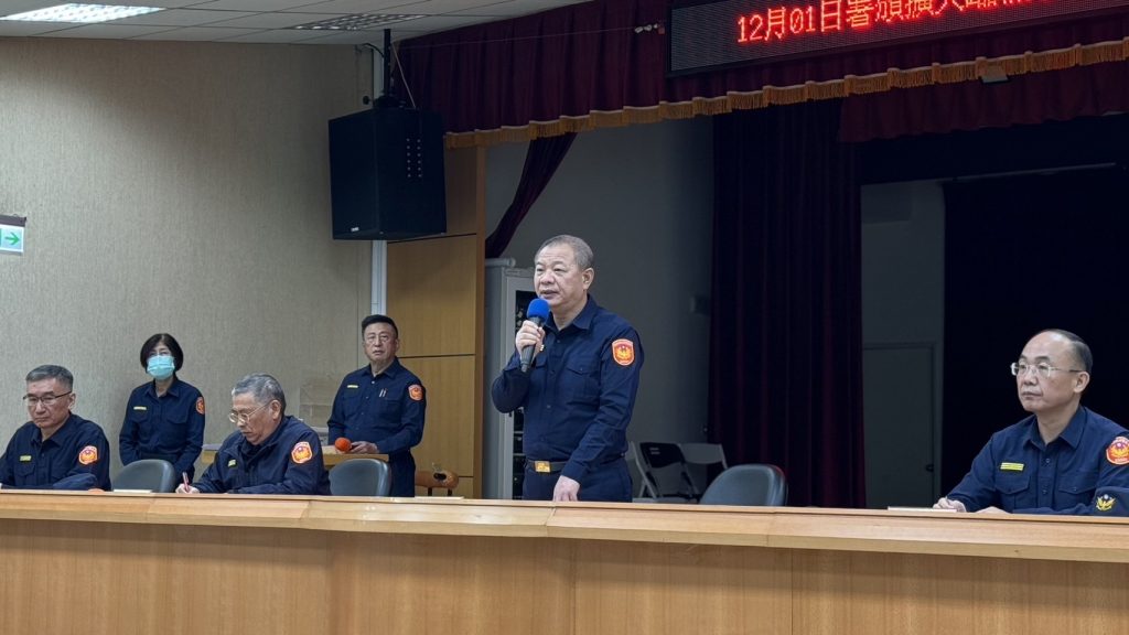 新北市警察局局長廖訓誠在勤務執行前向同仁加油打氣。(記者宋紹誠翻攝)