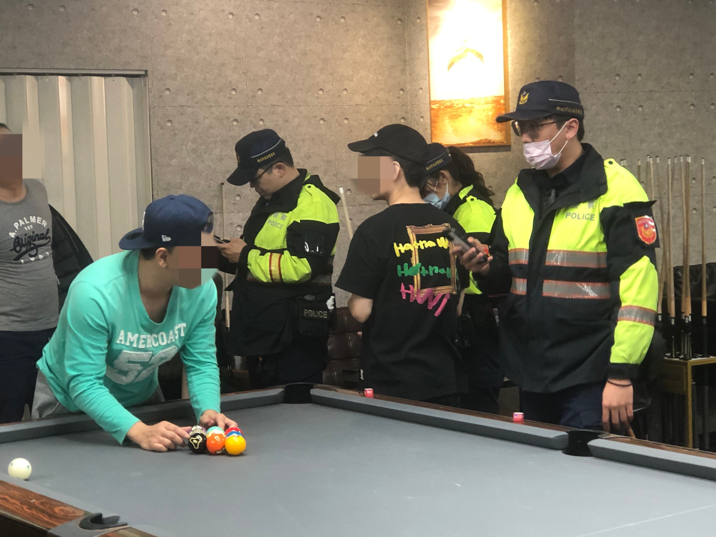 警汐止分局連續兩天動員近70名警力採取高強度優勢警力執行臨檢,針對特定場所人士盤查身分,並抄登資料備查。(圖/警汐止分局提供)