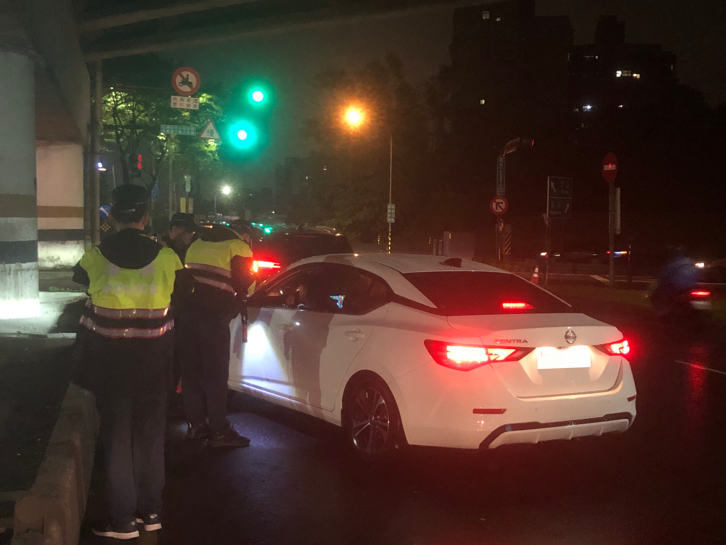 警汐止分局大動作執行威力掃蕩路檢。(圖/警汐止分局提供)