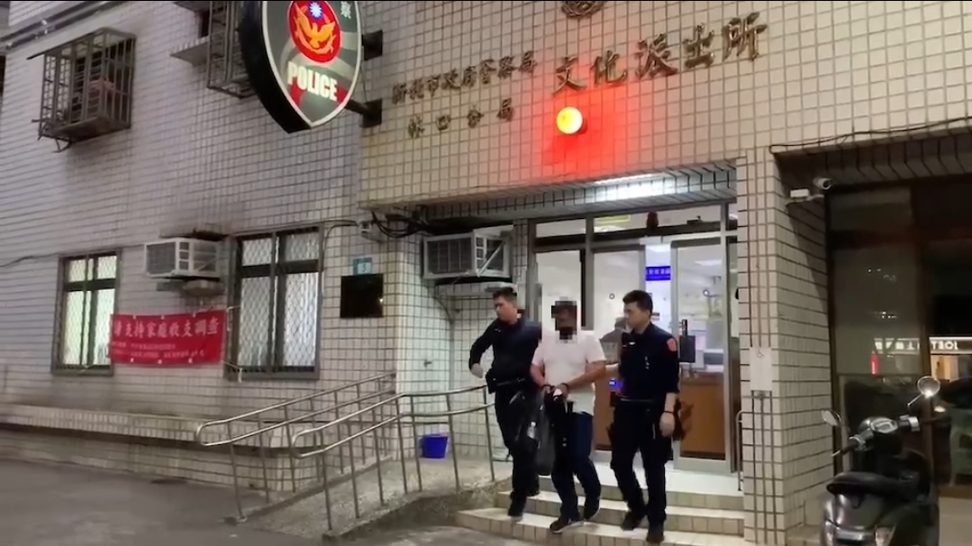 林口警分局破獲一宗投資詐騙案，蘇姓男子（47年次）受騙於以財經主持人「阮慕驊」名義的股票廣告，投資期間竟發現所謂的高獲利僅是一場詐騙。（記者黃荷琇 翻攝）