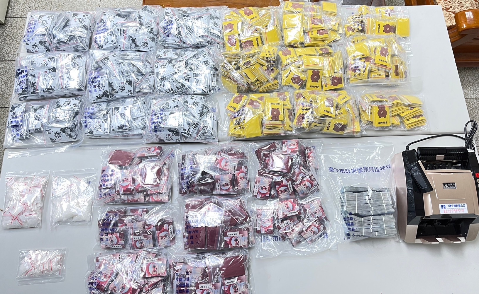 大量毒品咖啡包和愷他命藏匿於廢棄汽車和機車中，打造所謂的「行動倉庫」，在確認毒品買家後，將毒品轉移到路邊停車格內的機車。（圖/記者江雁武翻攝）