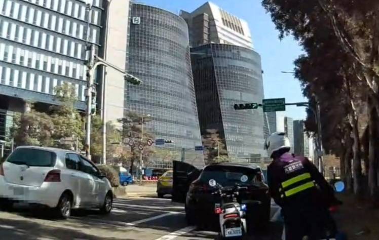 警將車輛移置路邊對駕駛進行酒測。（記者林金聖翻攝）