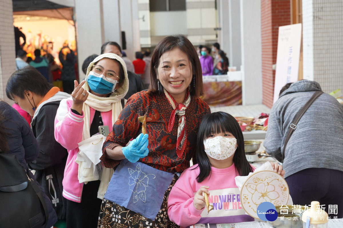 桃園市政府新住民聯合服務中心舉行桃園新住民文化市集x特展活動,活動共吸引了500名民眾前來參與。
