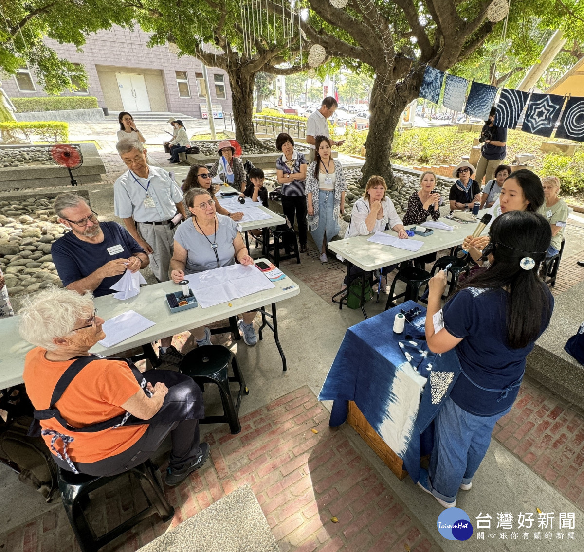 志工隊接待「美國明尼蘇達州親善訪問團」前來體驗藍染,促進國際友好交流。