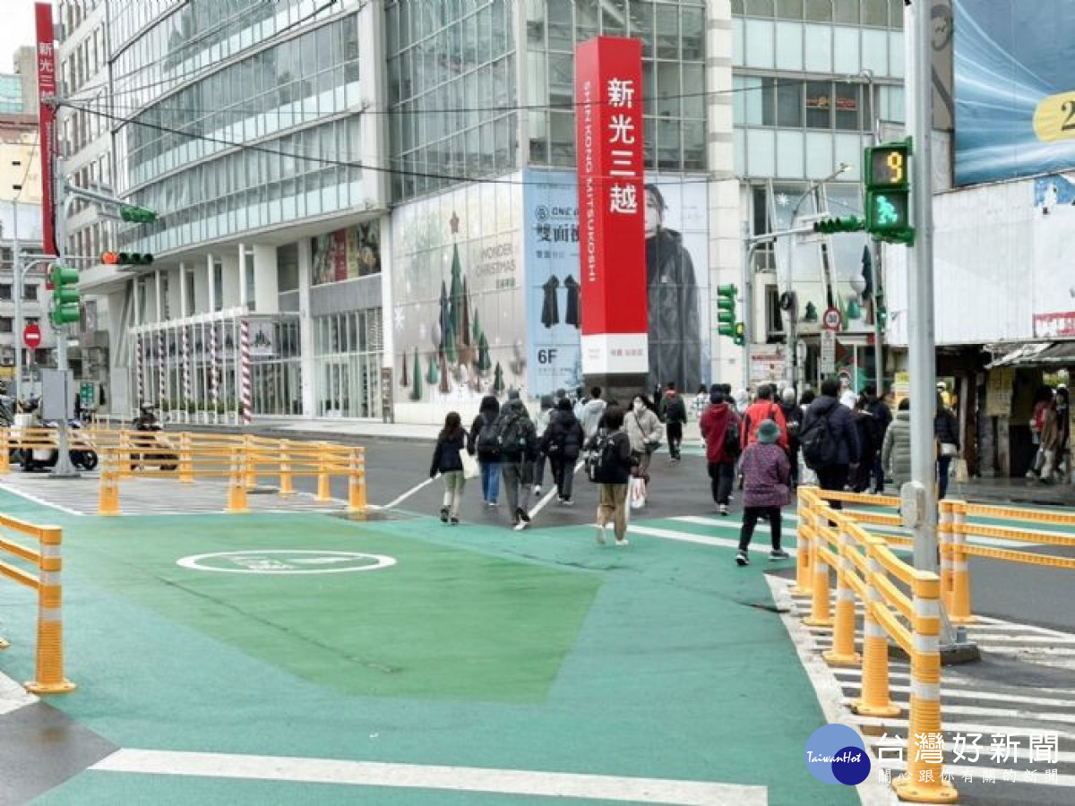 桃園火車站前新設「行人專用時相」號誌。