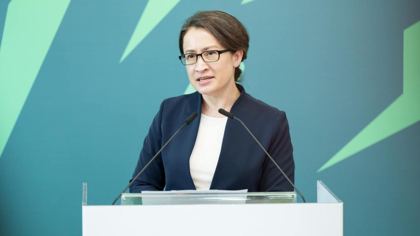 民進黨副總統候選人蕭美琴(右)遭爆屬回復國籍,參選資格惹議。翻攝蕭美琴 Bi-khim Hsiao 臉書