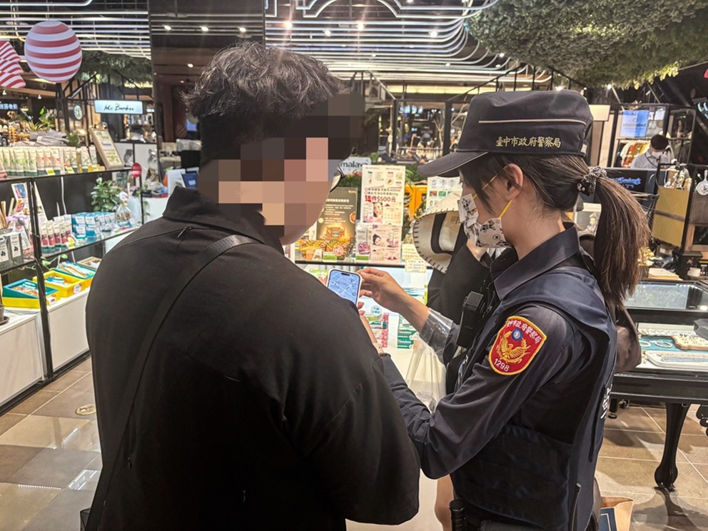 ▲圖說：陳姓美食博主吃飯工具單眼相機不翼而飛，員警查看陳男在IG所拍攝的照片              （圖／台中市政府提供）