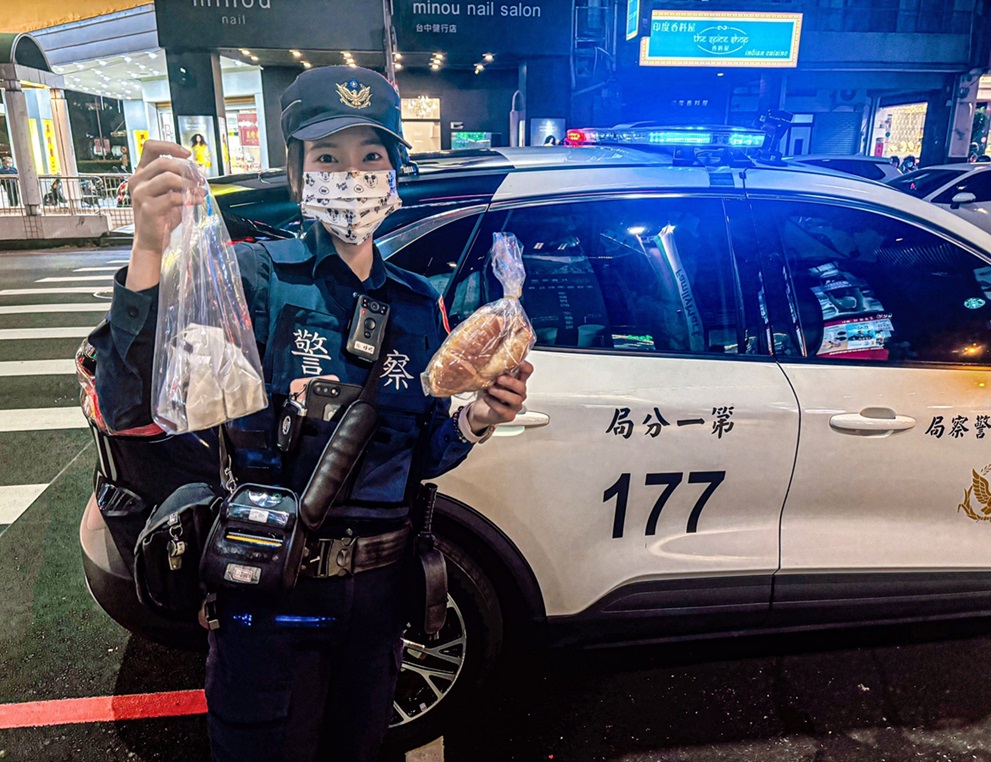 ▲圖說：美食博主贈予兩位認真員警一袋美味芳香的現烤點心 （圖／台中市政府提供）