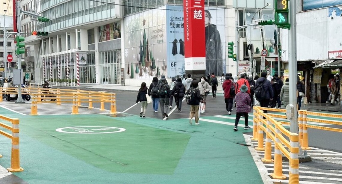 人車不再等到天荒地老 桃園火車站前「行人專用時相」啟用