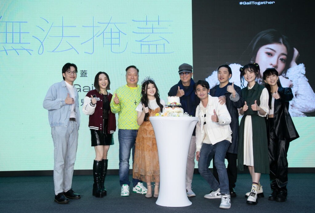 東森集團總裁王令麟(左三)與名製作人王偉忠(左五)與《聲林之王》學長姐齊聚祝賀蓋兒Gail,左起為劉學甫、鄭可強、蓋兒Gail、許淨淳、「牙牙」林怡廷及閻奕格等人出席站台全民妹妹蓋兒輯發布會。(圖:量子娛樂提供)