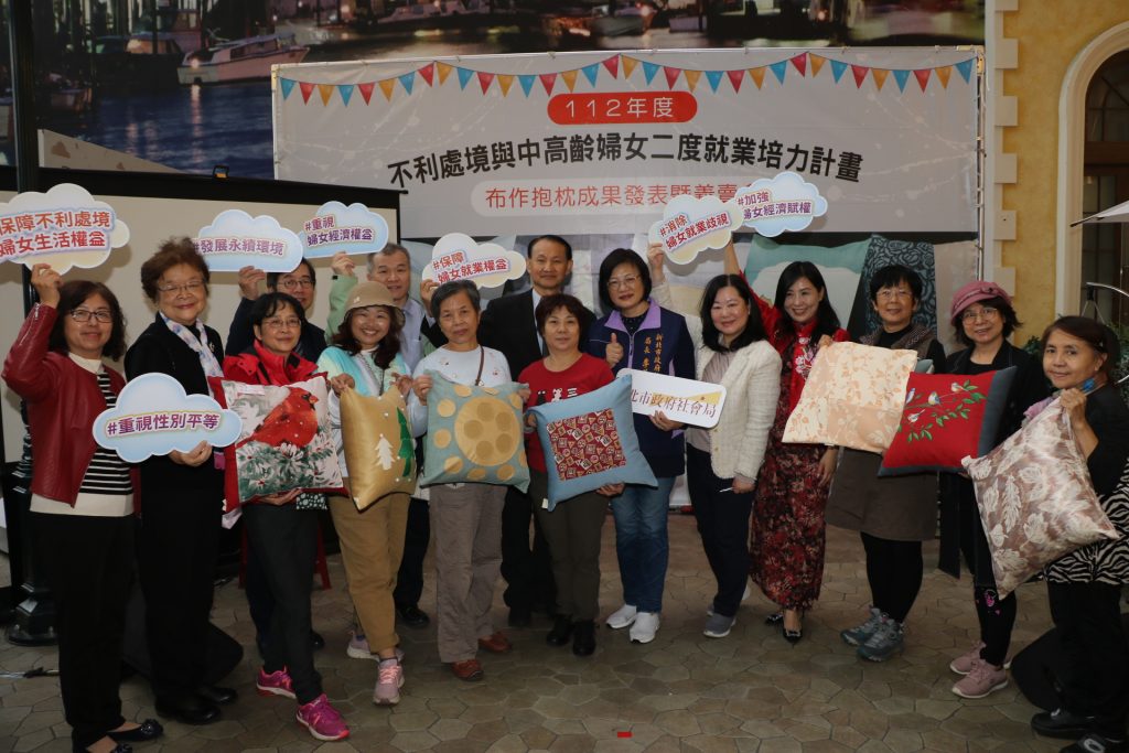 新北市與婦永盟培訓不利處境婦女學抱枕並舉行成果發表和義賣右5為婦永盟理事長李萍。(圖/新北市政府提供)