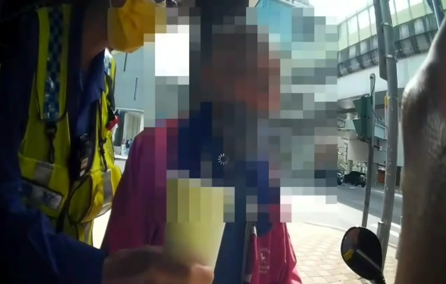 ▲圖說:老翁醫院看診完就迷路街頭,員警第一時間提供飲水供老翁飲用 (圖/台中市政府提供)