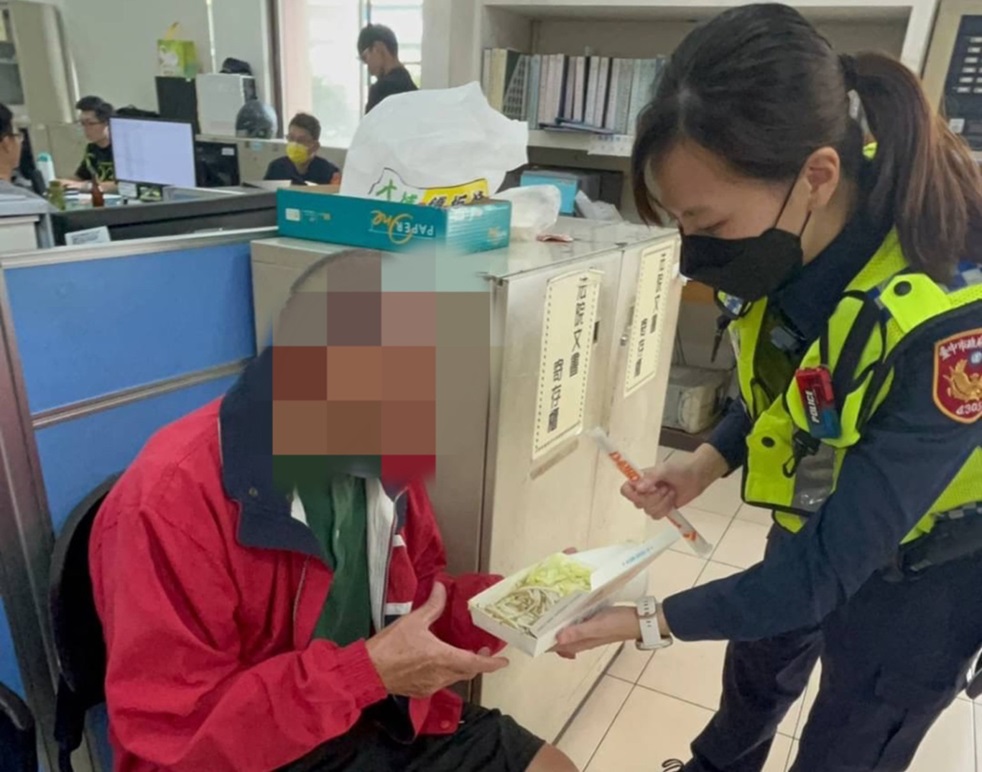 ▲圖說:員警將老翁載返所,並暖心地自掏腰包購買便當供老翁食用 (圖/台中市政府提供)