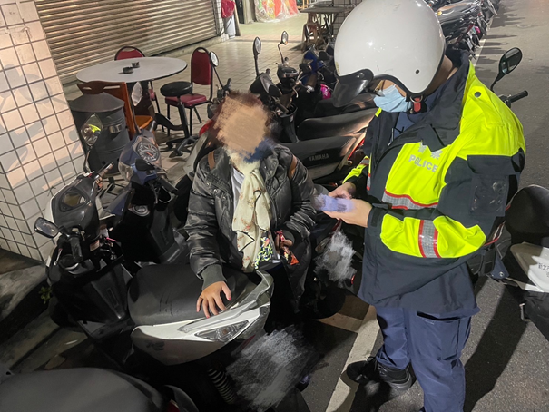 員警協助找到機車，婦人不停向警方表達感謝之意。(記者宋紹誠翻攝)