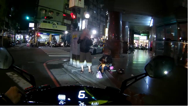 所長楊晟輔、警員簡仁正發現婦人身體不適坐在路旁。(記者宋紹誠翻攝)